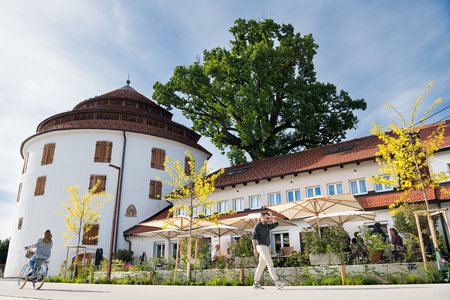 Urejena promenada na Lentu in terasa kavarnice Fani&Rozi / Foto: Saša Huzjak / SHtudio.eu