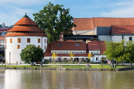 Urejena promenada na Lentu in terasa kavarnice Fani&Rozi / Foto: Saša Huzjak / SHtudio.eu